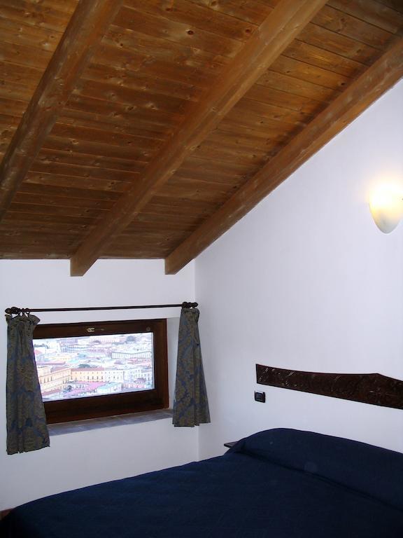 Guest House Pedamentina Napels Kamer foto